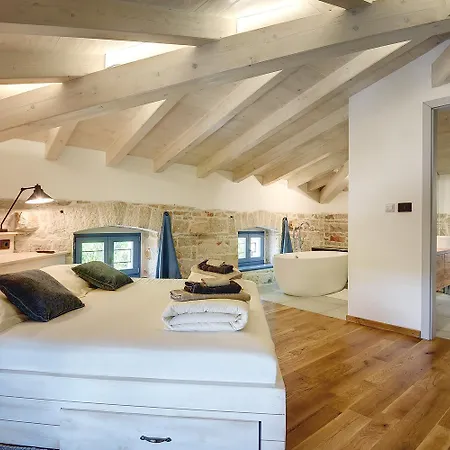 Villa Pi For 8 People In Istria With Heated Pool & Large Garden *