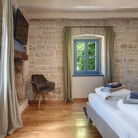 Villa Pi For 8 People In Istria With Heated Pool & Large Garden Tinjan