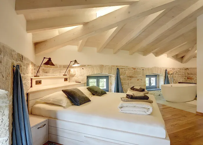 Pi For 8 People In Istria With Heated Pool & Large Garden Villa Tinjan