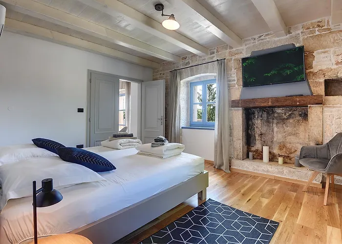 Pi For 8 People In Istria With Heated Pool & Large Garden Villa Tinjan